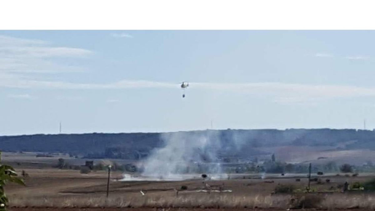 El helicóptero del servicio de extinción de incendios. M.A. VILANOVA.