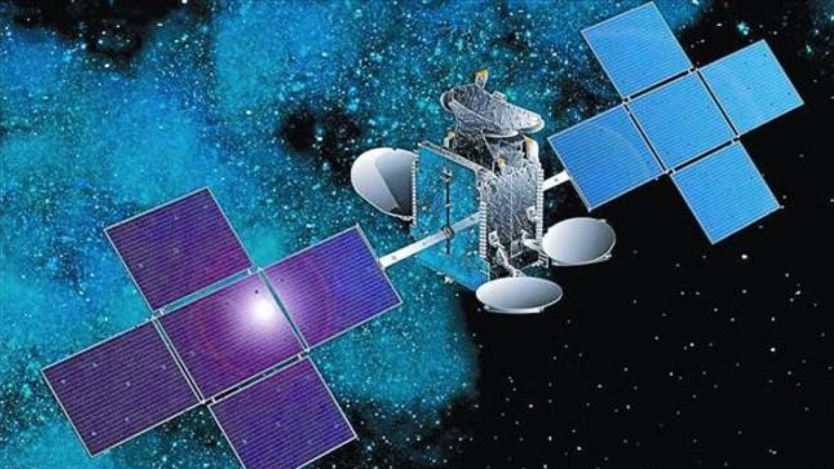 Fotomontaje con el satélite Hispasat 1E, desde el que emitirá su señal la nueva plataforma Starmax HD.