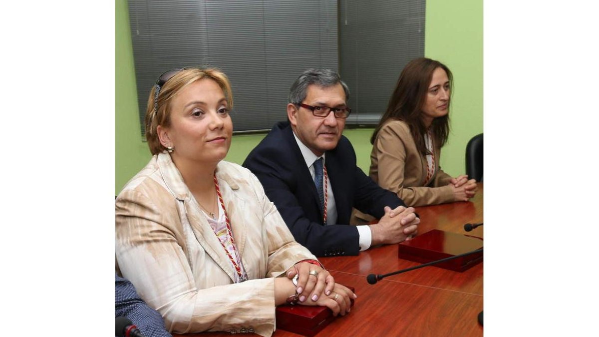 Adolfo Canedo, flanqueao por dos ediles populares.