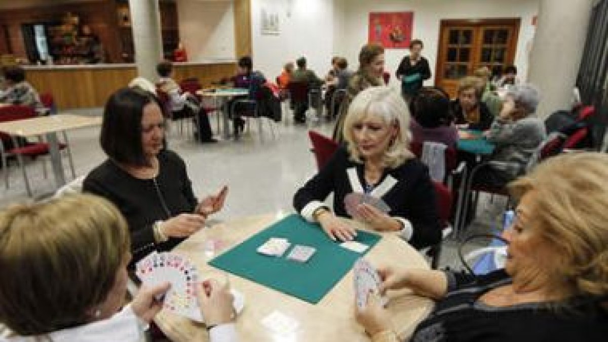 Toñi, en el centro de la imagen, no falta a la cita con sus amigas para jugar una partida de cartas