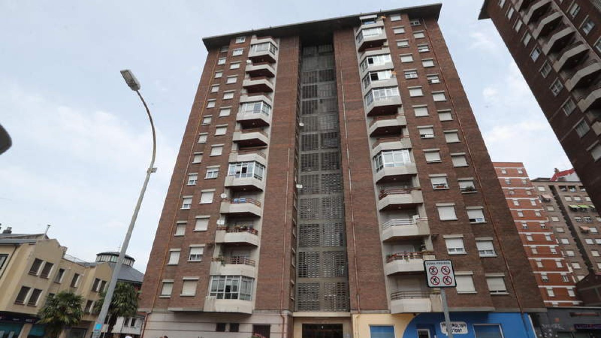Imagen del edificio de la vivienda afectada en la calle Monasterio de Carracedo. L. DE LA MATA