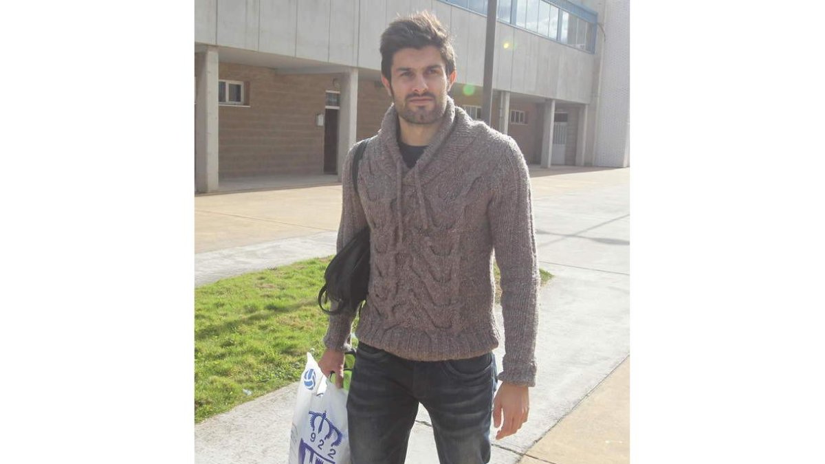 Saúl, a su llegada ayer al estadio de El Toralín para ponerse a las órdenes de Claudio.