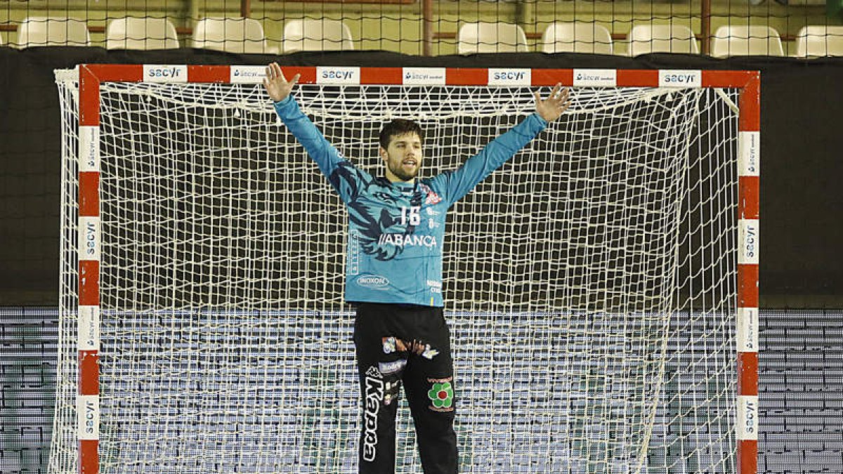 El Ademar apostó por Khalifa, que tenía contrato, y no pudo retener a Dino Slavic. MARCIANO PÉREZ