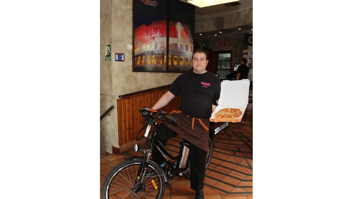 Jorge Giganto con una de sus biccis eléctricas para repartir pizzas.
