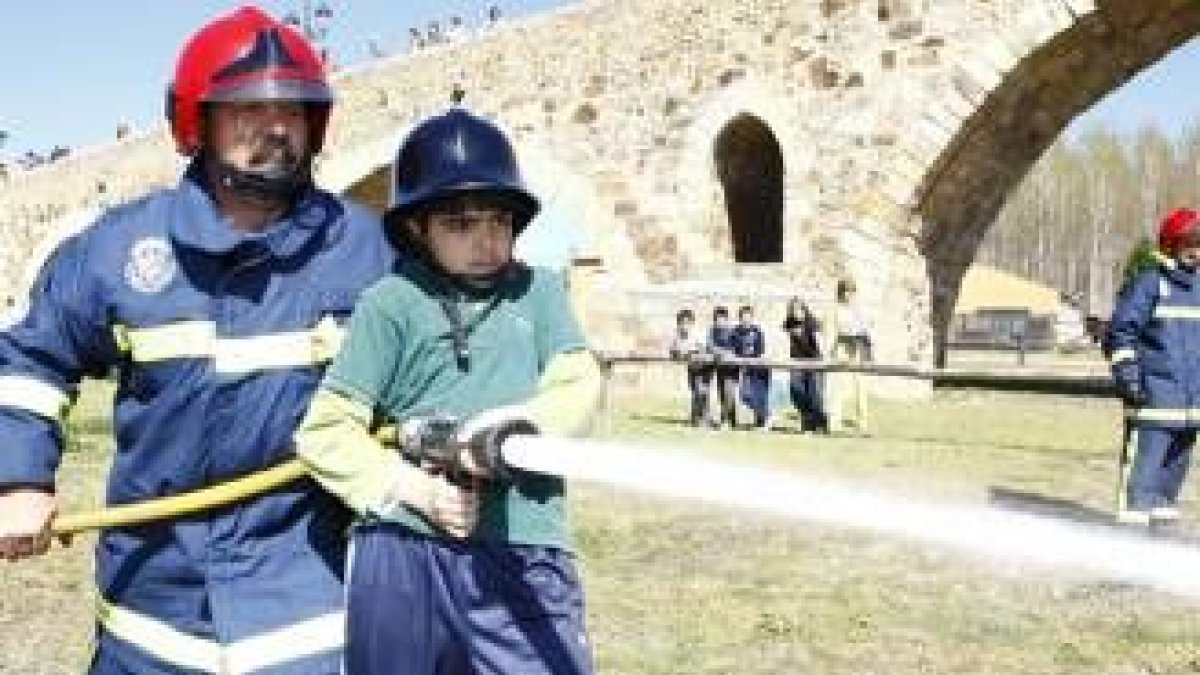 Los niños también disfrutaron con el simulacro en Hospital de Órbigo