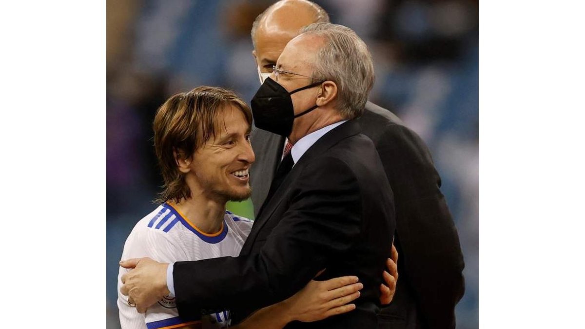 Modric, MVP de la final, abraza a Florentino Pérez. JULIO MUÑOZ