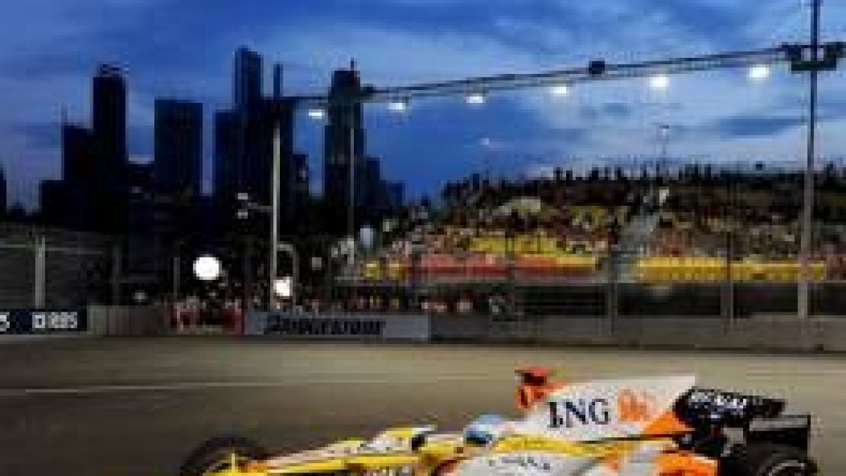 Alonso pilota su coche en una curva durante los entrenamientos
