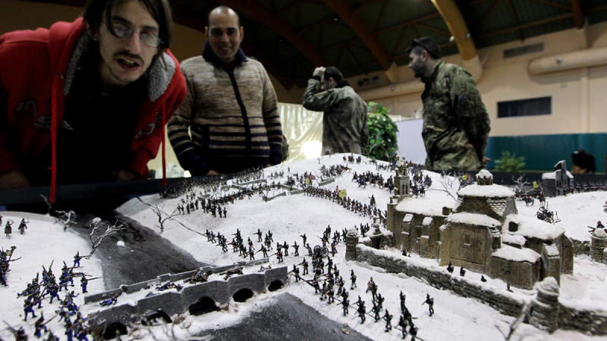 Los asistentes contemplan la maqueta de la batalla de Cacabelos durante la Guerra de la Independencia en 1809.