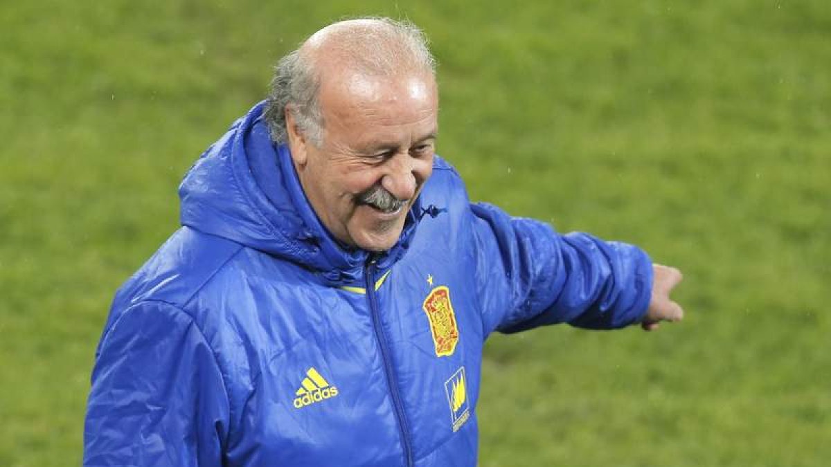 El seleccionador Vicente del Bosque, en el entrenamiento de ayer de España. ROBERT GHEMENT
