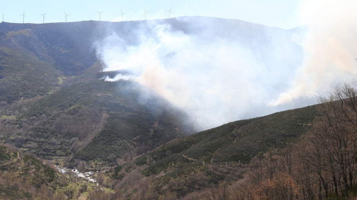 El pueblo ponferradino de Bouzas, al fondo, coronado ayer por varias columnas de humo