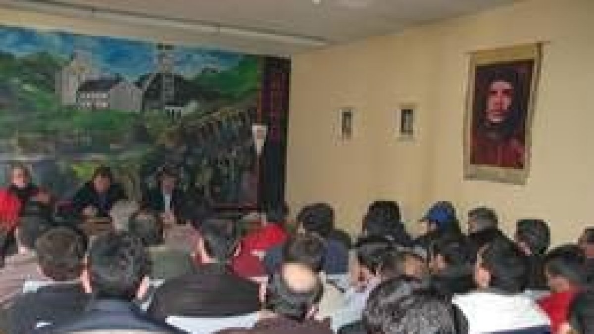 Los dirigentes provinciales de CC.OO. presidieron la asamblea de ayer