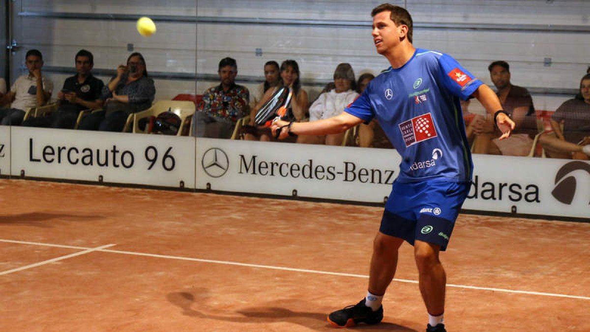 El jugador profesional Paquito Navarro, en las instalaciones de Pádel Park León. FERNANDO OTERO