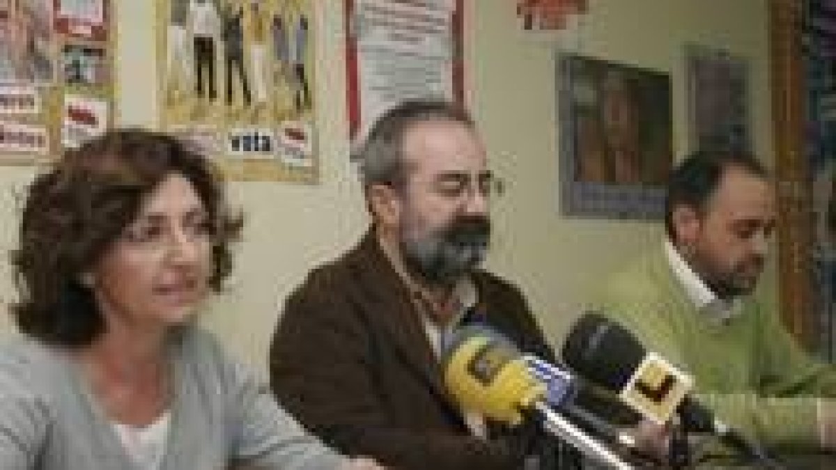 Augusto Serrano, en el centro, durante la rueda de prensa de ayer