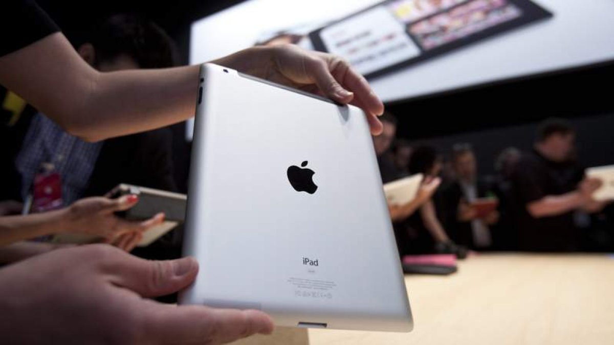 Una persona muestra un iPad en el centro Yerba Buena en San Francisco.