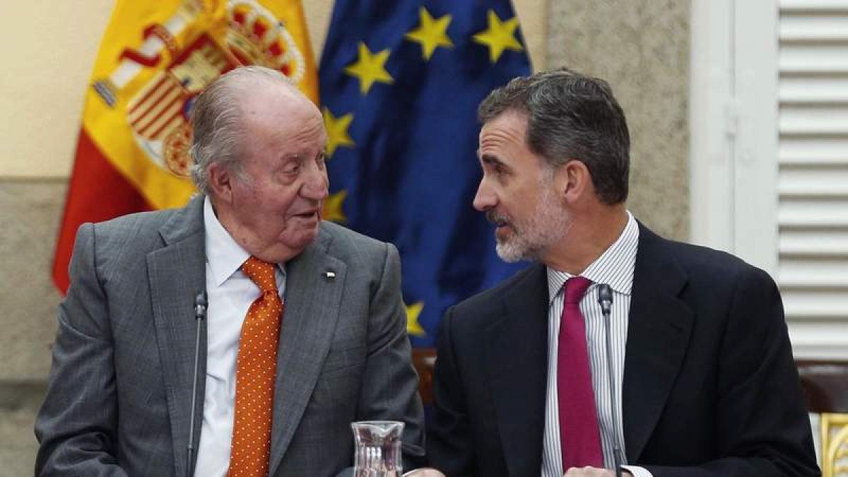 Padre e hijo en 2020, tras renunciar Felipe VI a la herencia de Juan Carlos I. PACO CAMPOS
