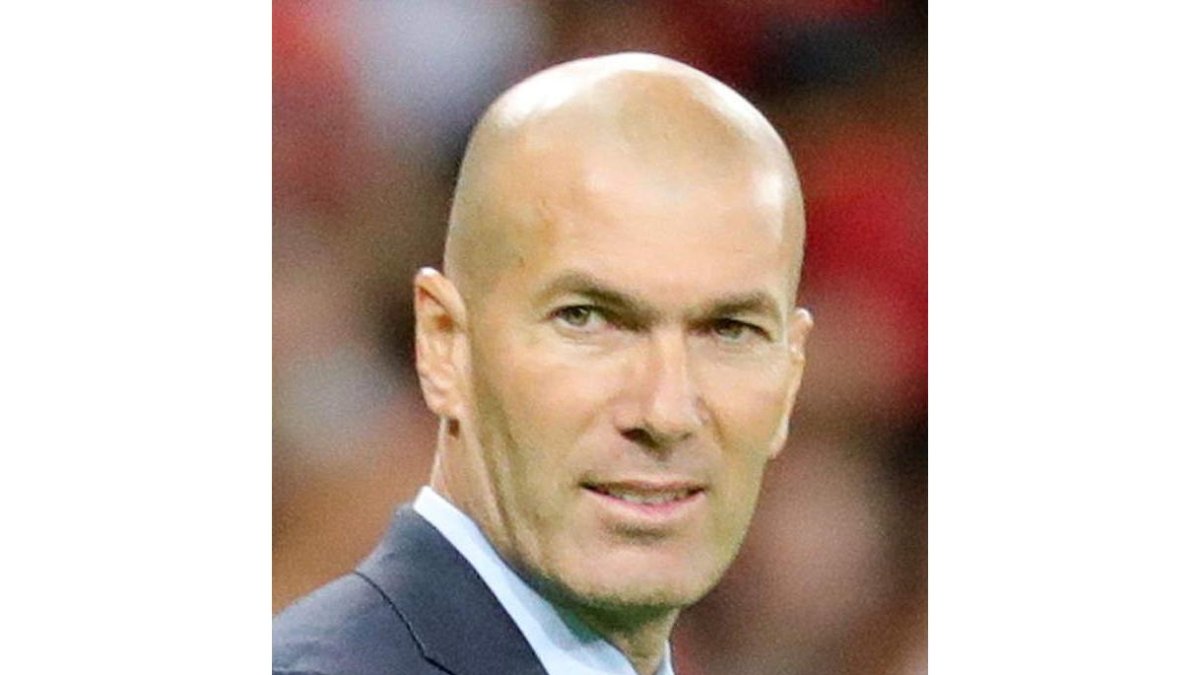Zinedine Zidane y Casemiro bromean con la Copa al fondo. El francés suma su tercer título al frente del banquillo del Real Madrid. BABANI