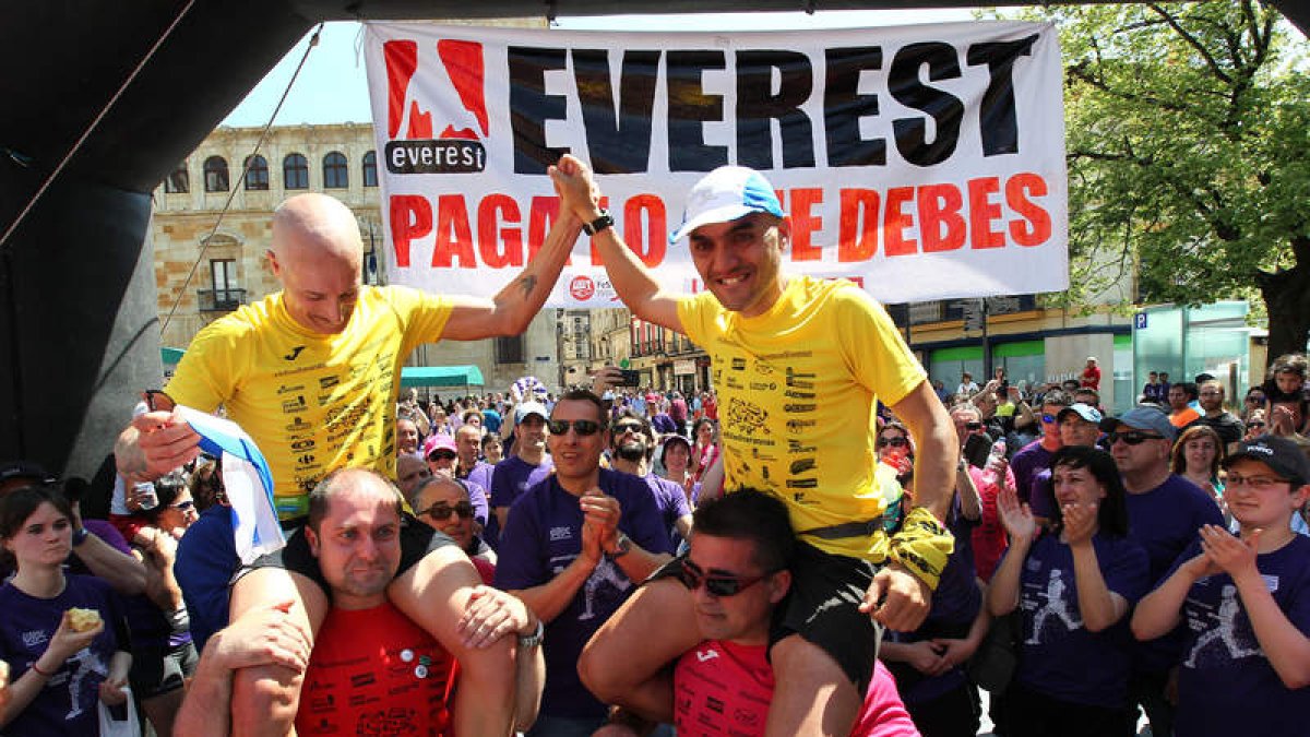 Paco y Javi, a su llegada a la meta de León en el último maratón