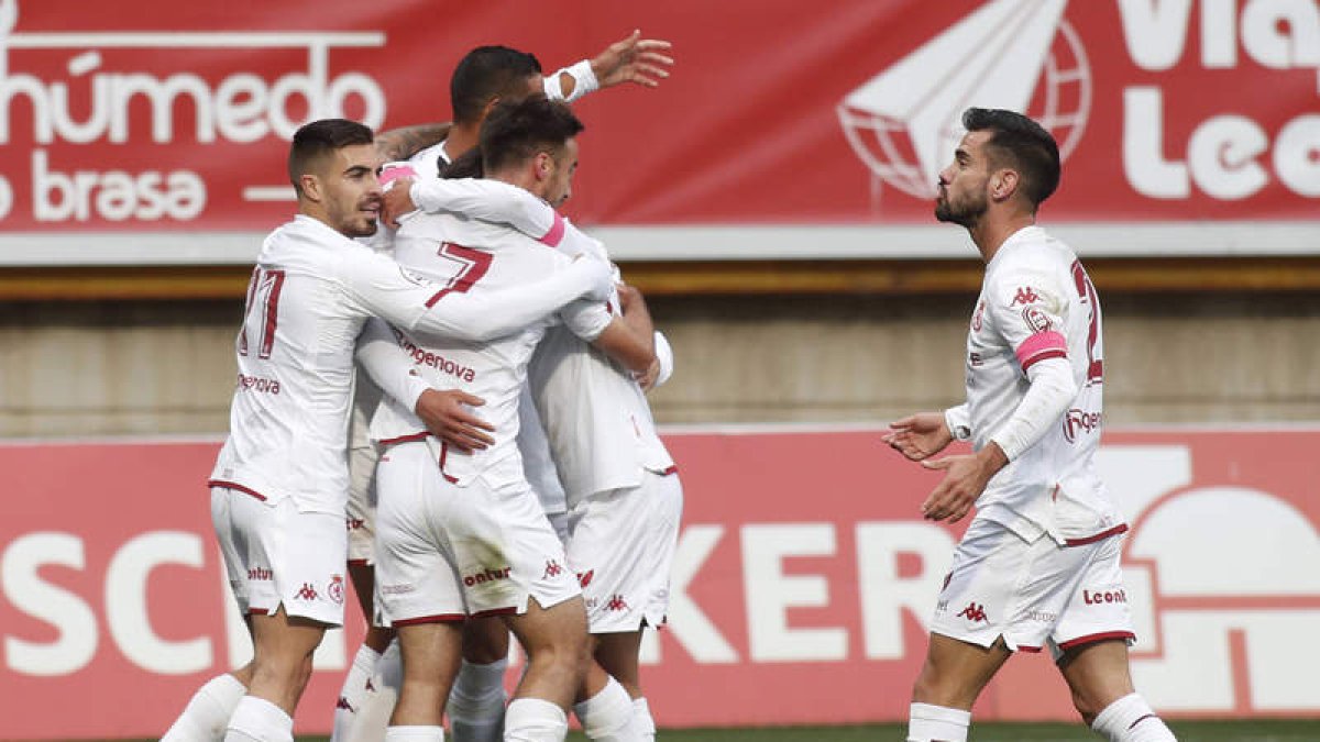 Los jugadores de la Cultural celebran la victoria del equipo leonés sobre el Inter de Madrid en un partido de clara superioridad local. JESÚS F. SALVADORES