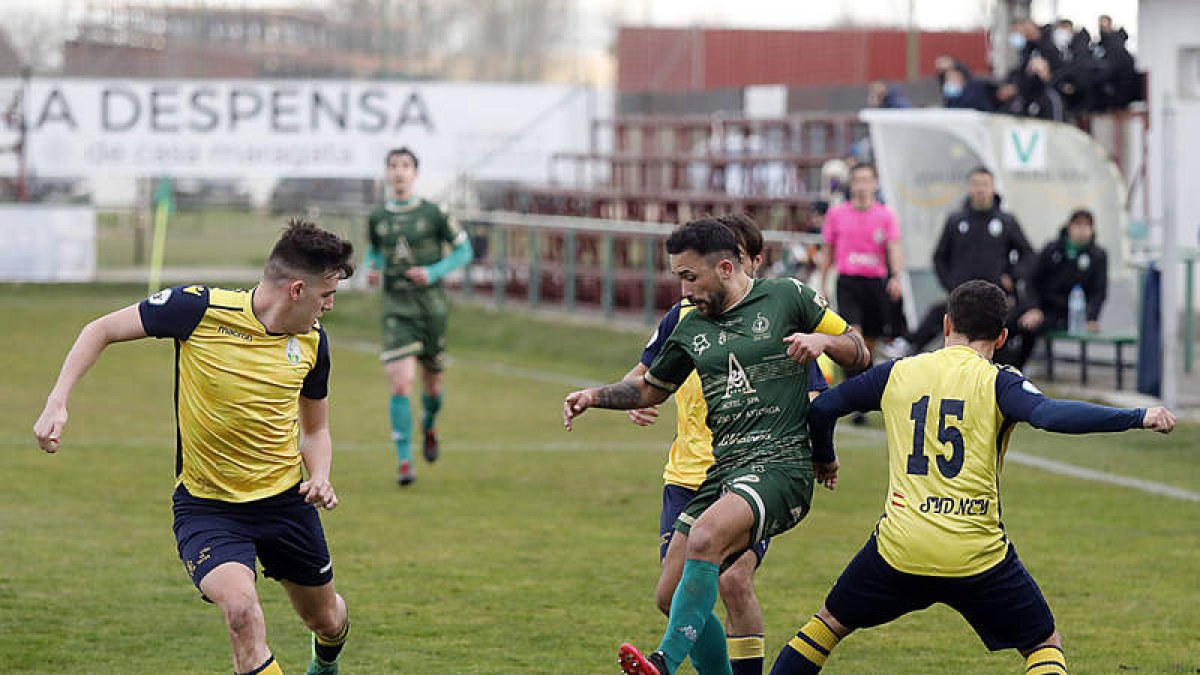 Álex Matos, con el número 15, evita el avance de Javi Amor hacia la portería virginiana. MARCIANO PÉREZ
