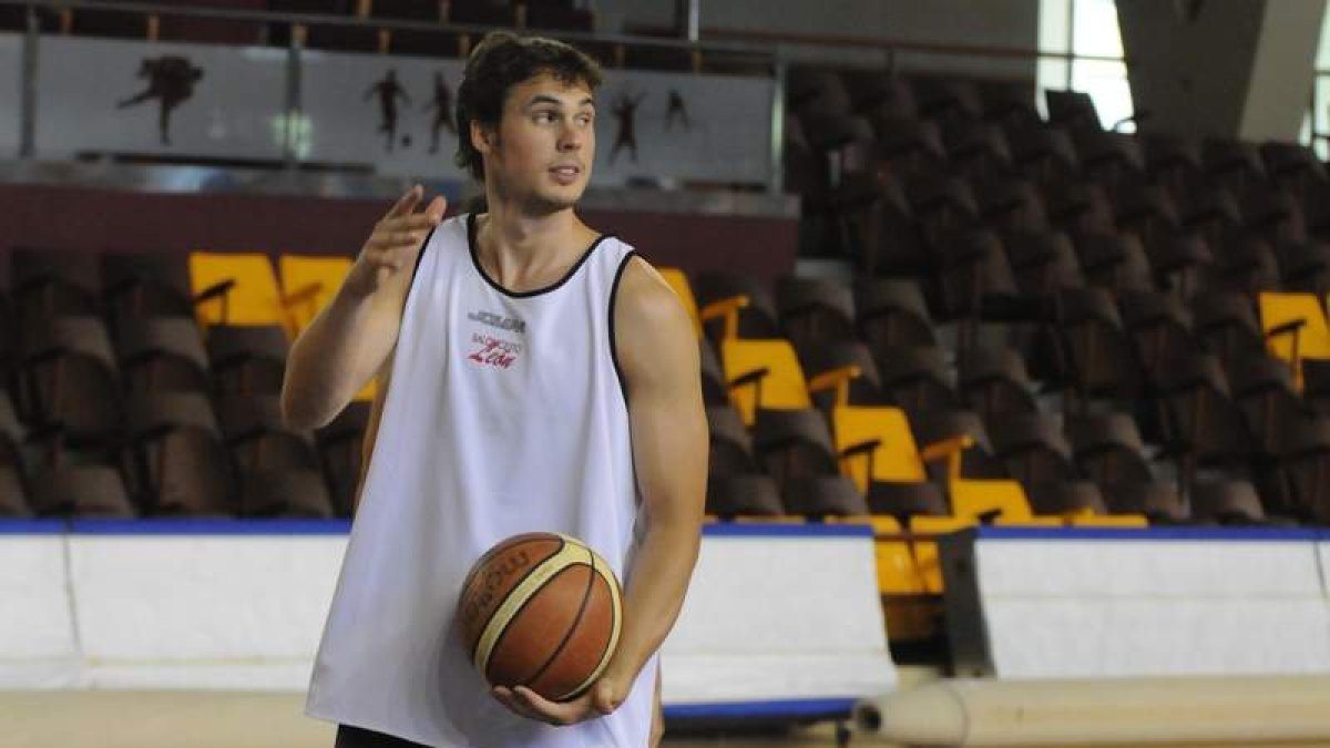 El alero de Baloncesto León en un entrenamiento.