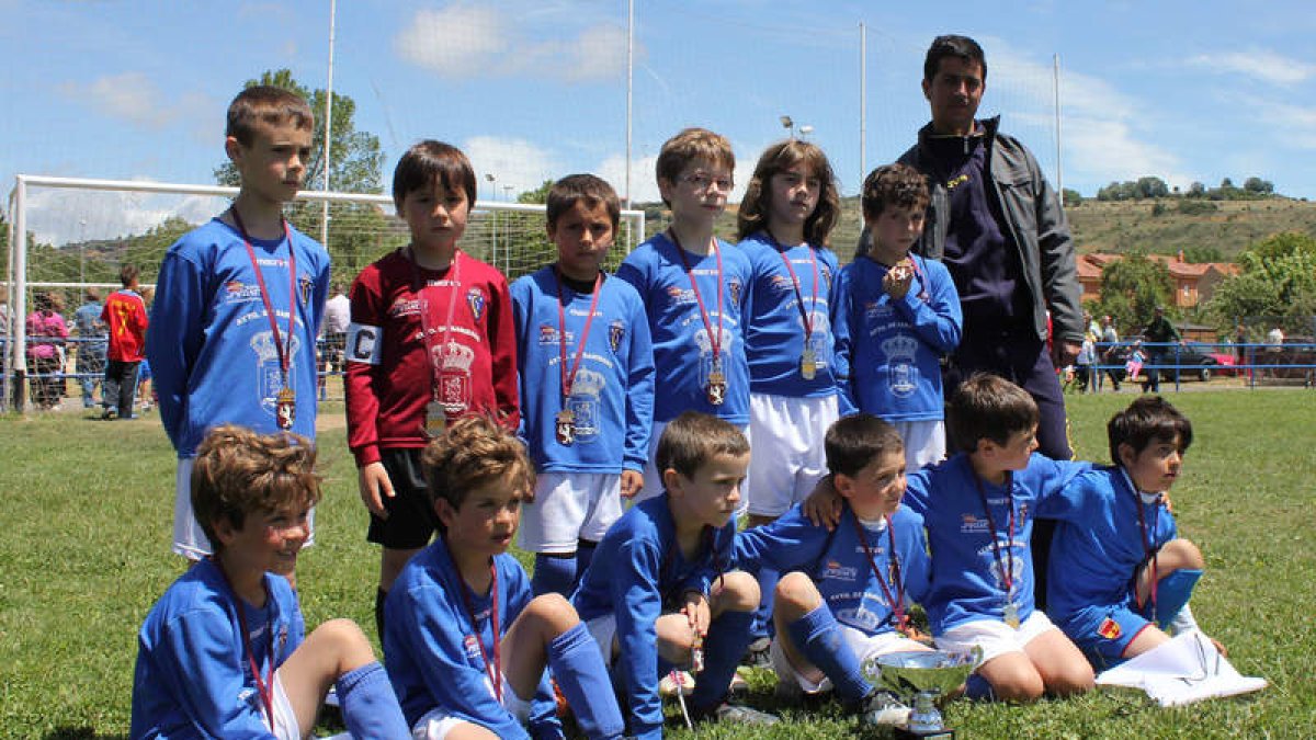 Formación del Sport Bernesga, anfitrión del torneo.