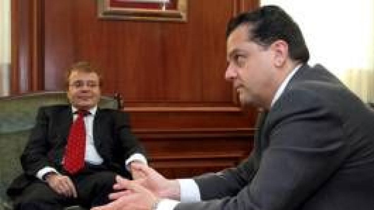 De Paz y Amilivia se reunieron en la mañana de ayer en el Ayuntamiento