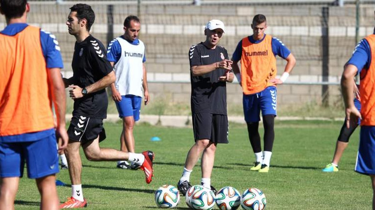 Tanto el entrenador Javier Cabello como la plantilla de la Cultural esperan que el club se ponga en contacto con ellos para negociar su continuidad en el equipo.