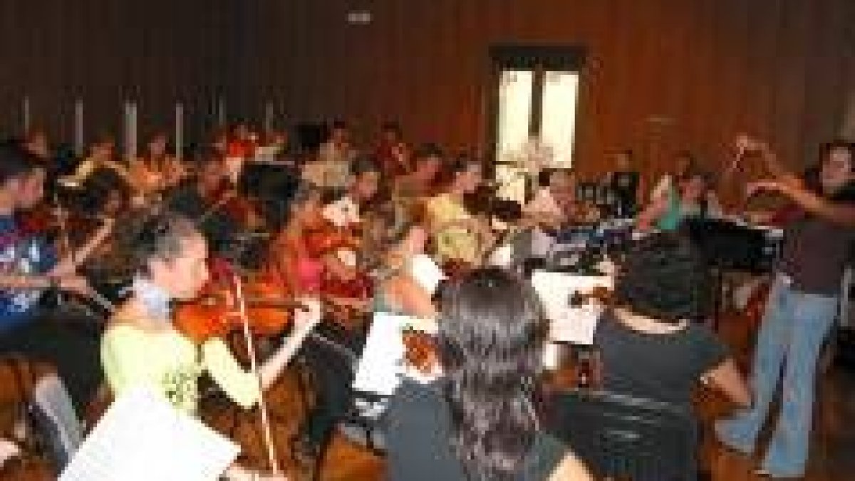 Componentes de la Orquesta durante el ensayo general de la tarde