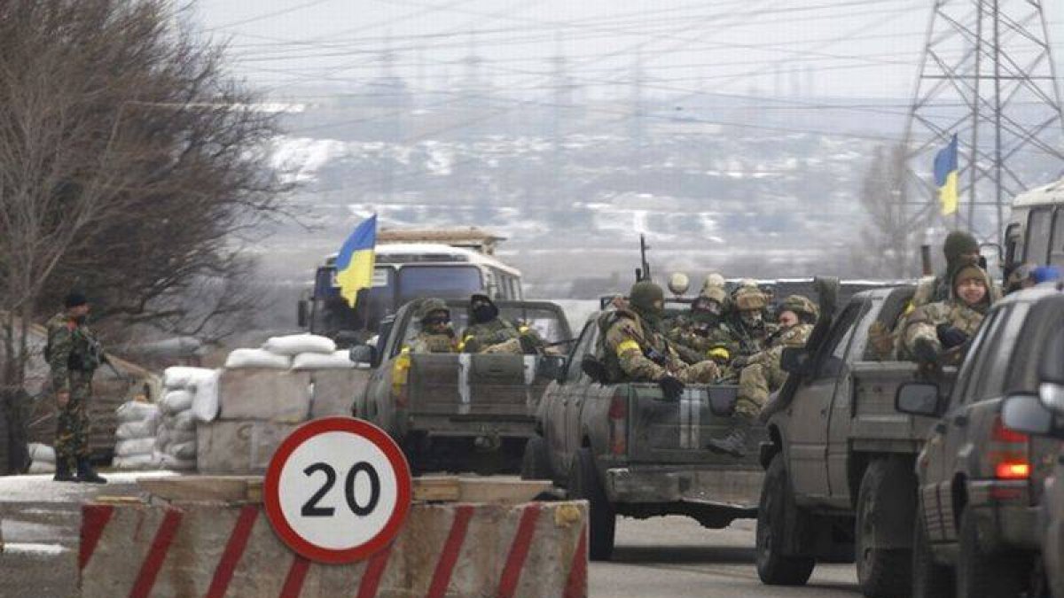 Blindados del Ejército ucraniano en los alrededores de Mariupol, este martes.