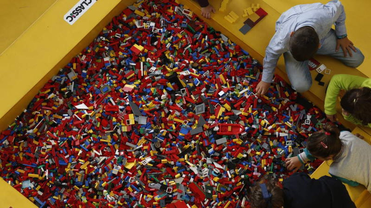 Cientos de piezas, miles, esperan a los chavales en la Lego Fun Factory del centro comercial Espacio León.