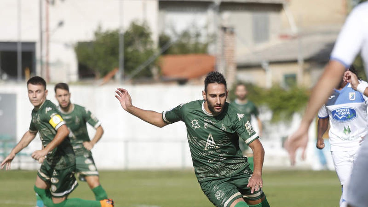 Roberto Puente doblegó al conjunto vallisoletano con su hat-trick. FERNANDO OTERO