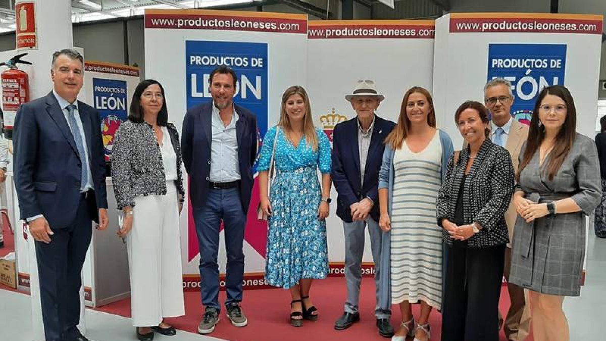 Autoridades en la feria de Valladolid en el expositor de León. DL