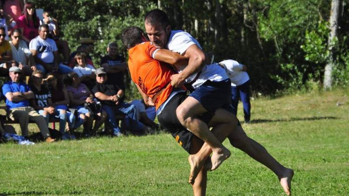 Los dos favoritos en ligeros, Víctor LLamazares y Javier Oblanca, durante su combate. CARLOTA ÁLVAREZ