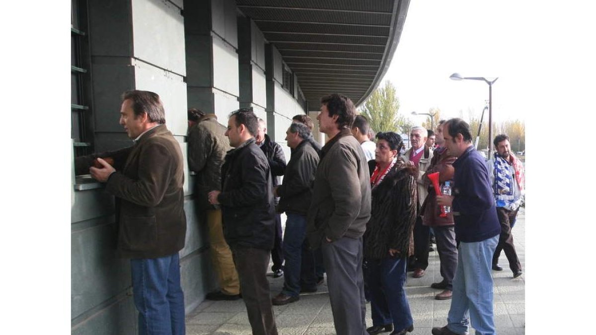 Varios aficionados compran una entrada en las taquillas para un partido de la campaña pasada.