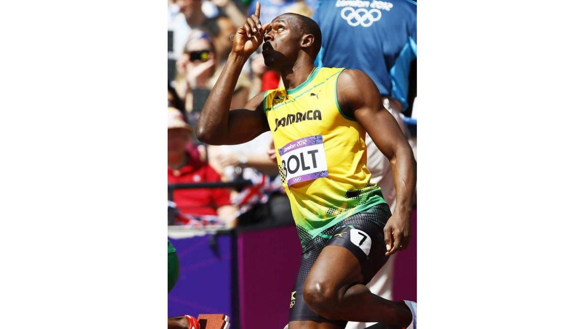 Bolt señala al cielo con el número uno, el que pretende conservar tras la final de esta noche.