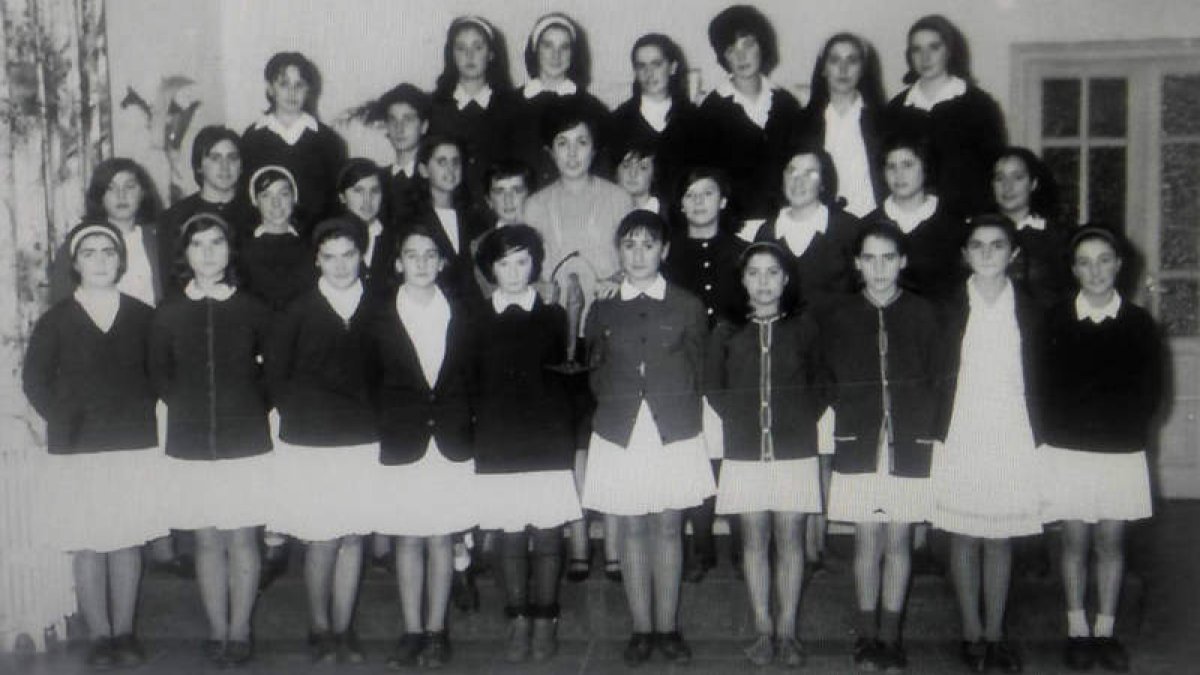 Las chicas del coro tenían diez años cuando empezaron a cantar. Más de medio siglo después vuelven a juntarse para homenajear a Isaura Martín-Granizo y al instituto. DL
