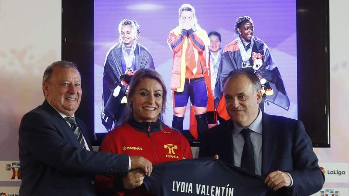 Lidia Valentín entre Constantino Iglesias (Federación de Halterofilia) y Javier Tebas (La Liga). ALVARADO