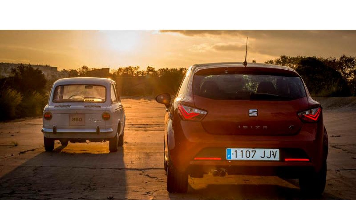 Del icónico 850 al nuevo Ibiza, ‘delante/detrás’, medio siglo de maleteros… nos contemplan.