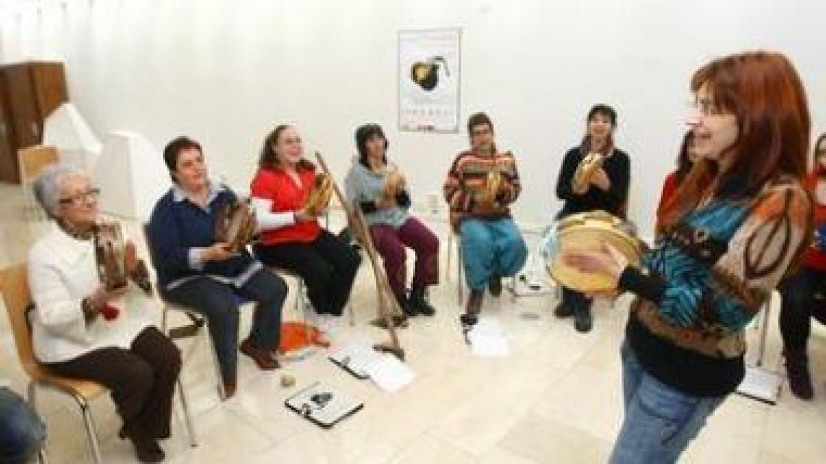 Montse Ribera fue la profesora encargada de dar las clases de cante y pandereta gallega