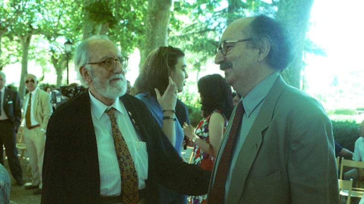 Antonio Pereira y Antonio Colinas durante la Fiesta de la Poesía en Villafranca
