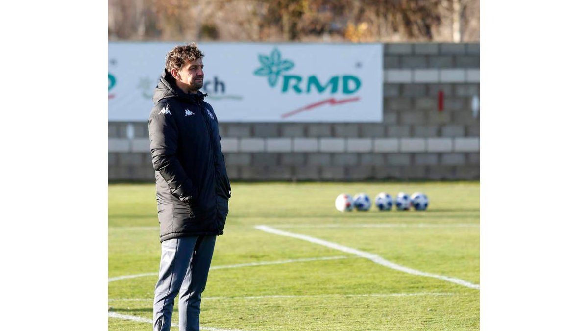 Íñigo Idiakez podría volver a dirigir en breve los entrenamientos de la Cultural. FERNANDO OTERO