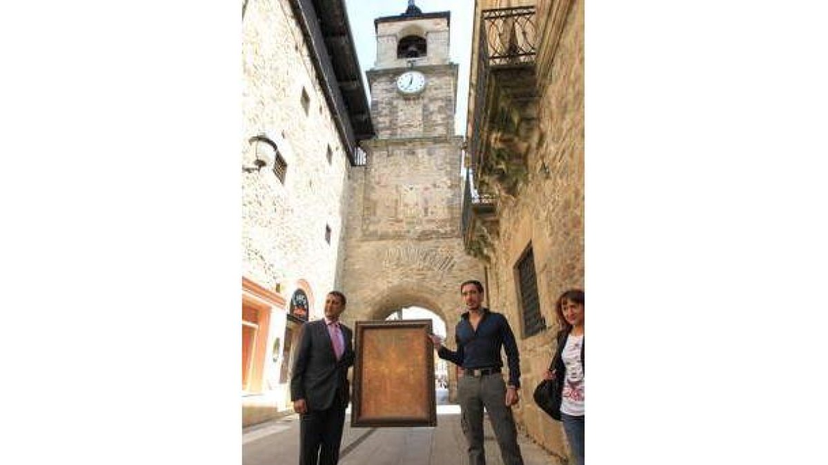 El autor entregó la obra al alcalde, muy cerca de la torre.