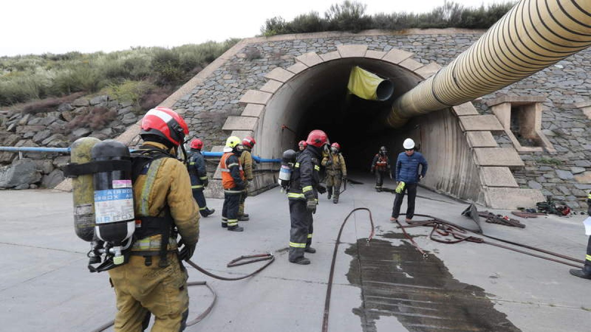 Formación de bomberos en las instalaciones de La Ribera. L. DE LA MATA