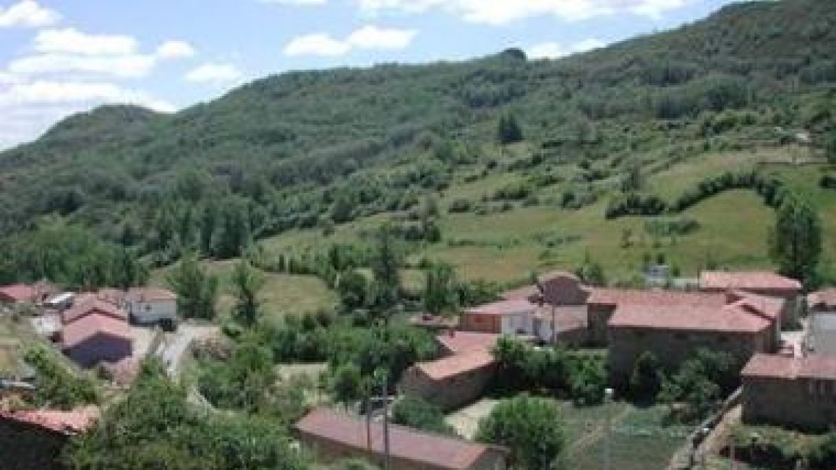 Vista general de la localidad de Barrios de Gordón, con los montes al fondo