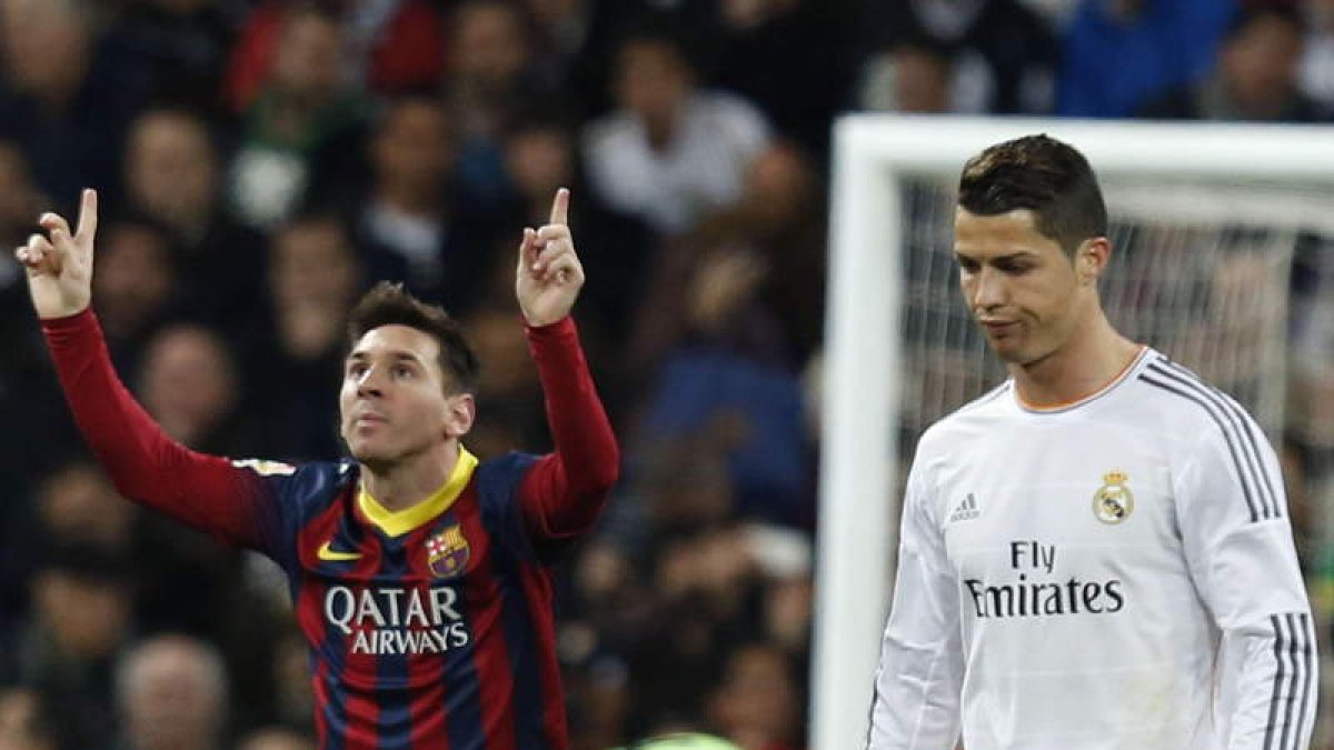 El delantero del Madrid Karim Benzema protege el balón ante el defensa del Barcelona Gerard Piqué.