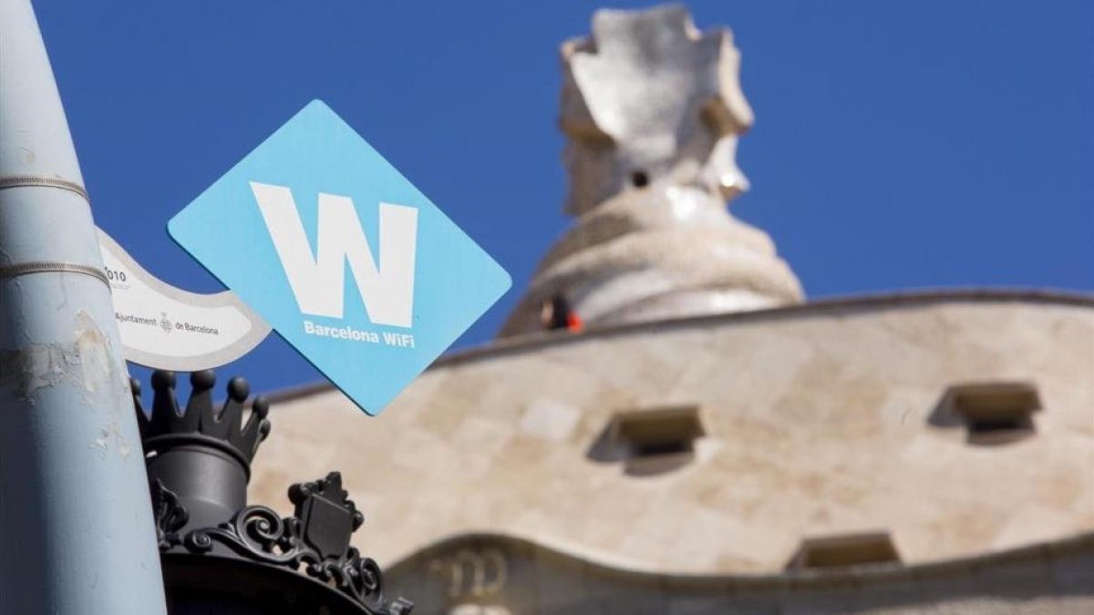 Cartel del anuncio de zona wifi gratuita en paseo de Gràcia, frente a la Pedrera.
