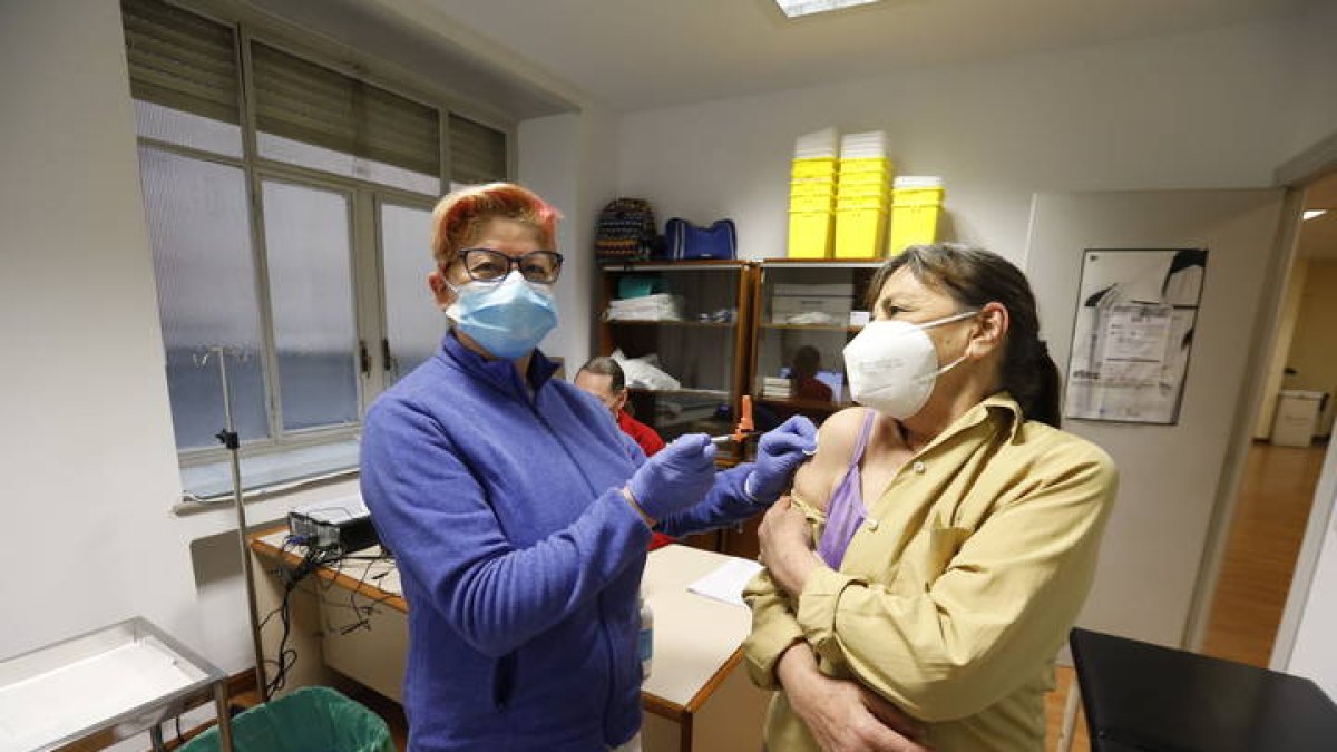 Primer día de vacunación en el centro de salud de La Condesa. MARCIANO PÉREZ