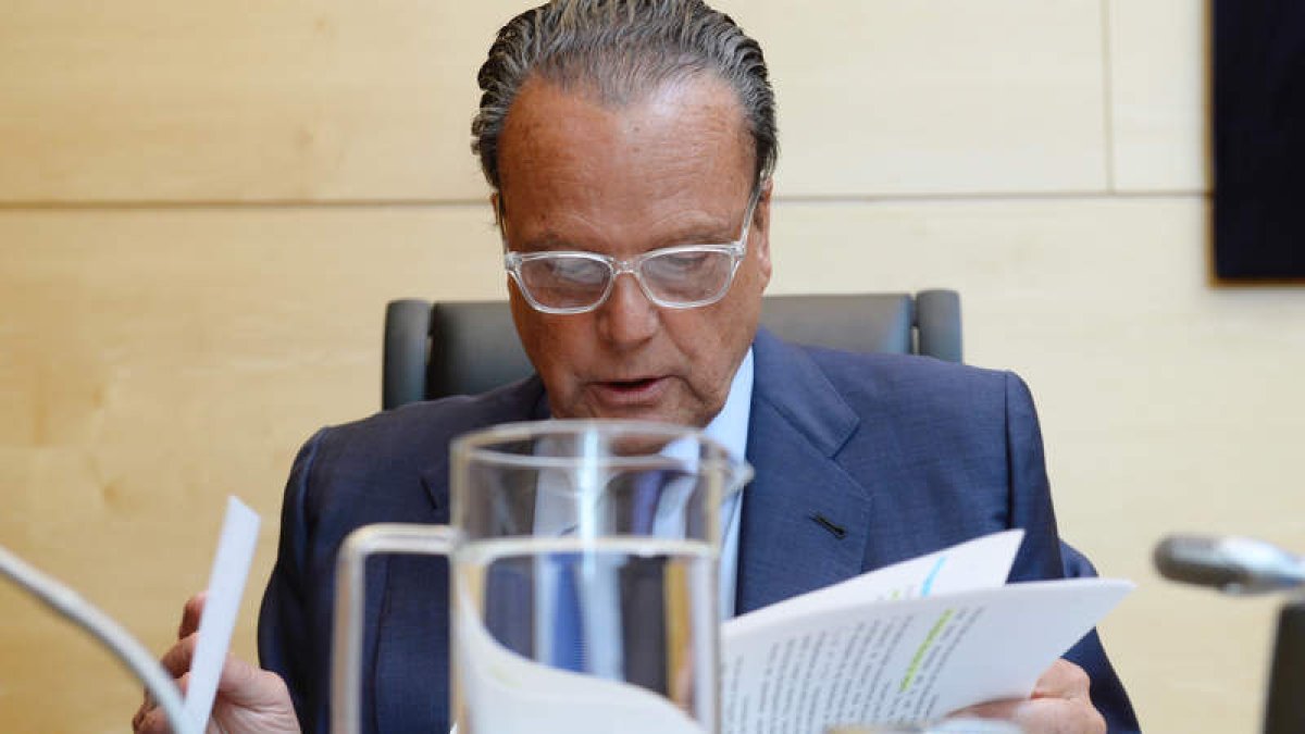 Mario Amilivia, presidente del Consejo de Cuentas de Castilla y León, revisa unos papeles. NACHO GALLEGO