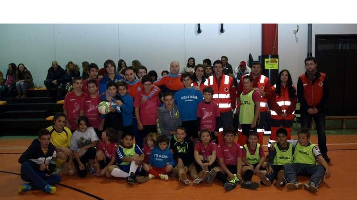 Los equipos de los más pequeños que participaron en el desafío solidario de Tena y Alber.
