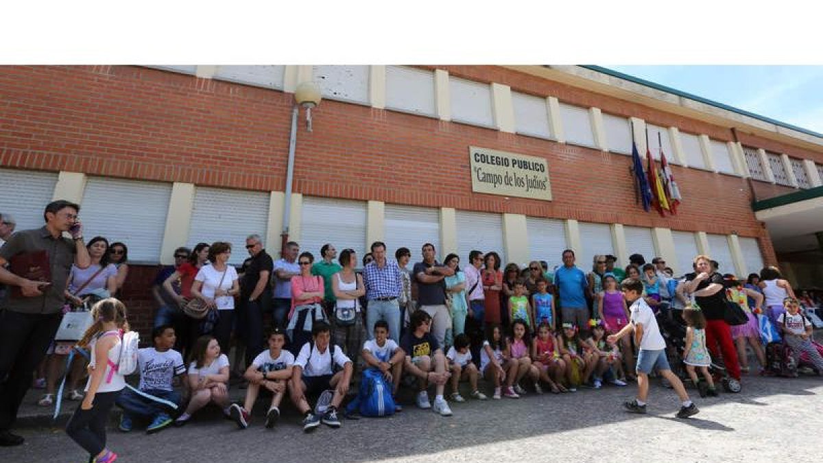 Concentración ayer frente al edificio cerrado del colegio Campo de los Judíos.